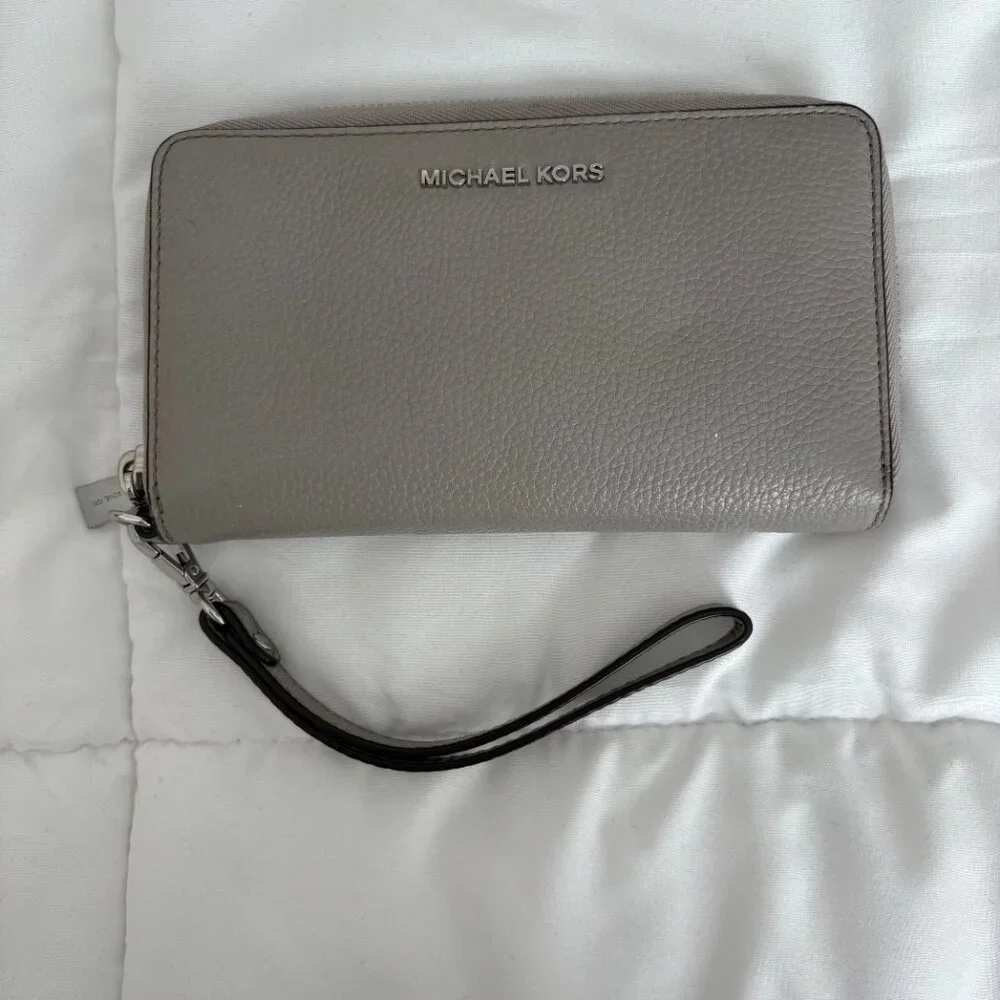 Jet Set Travel Large Flat Zip Pearl Grey Phone Wristlet Wallet Quiet Luxury Chic